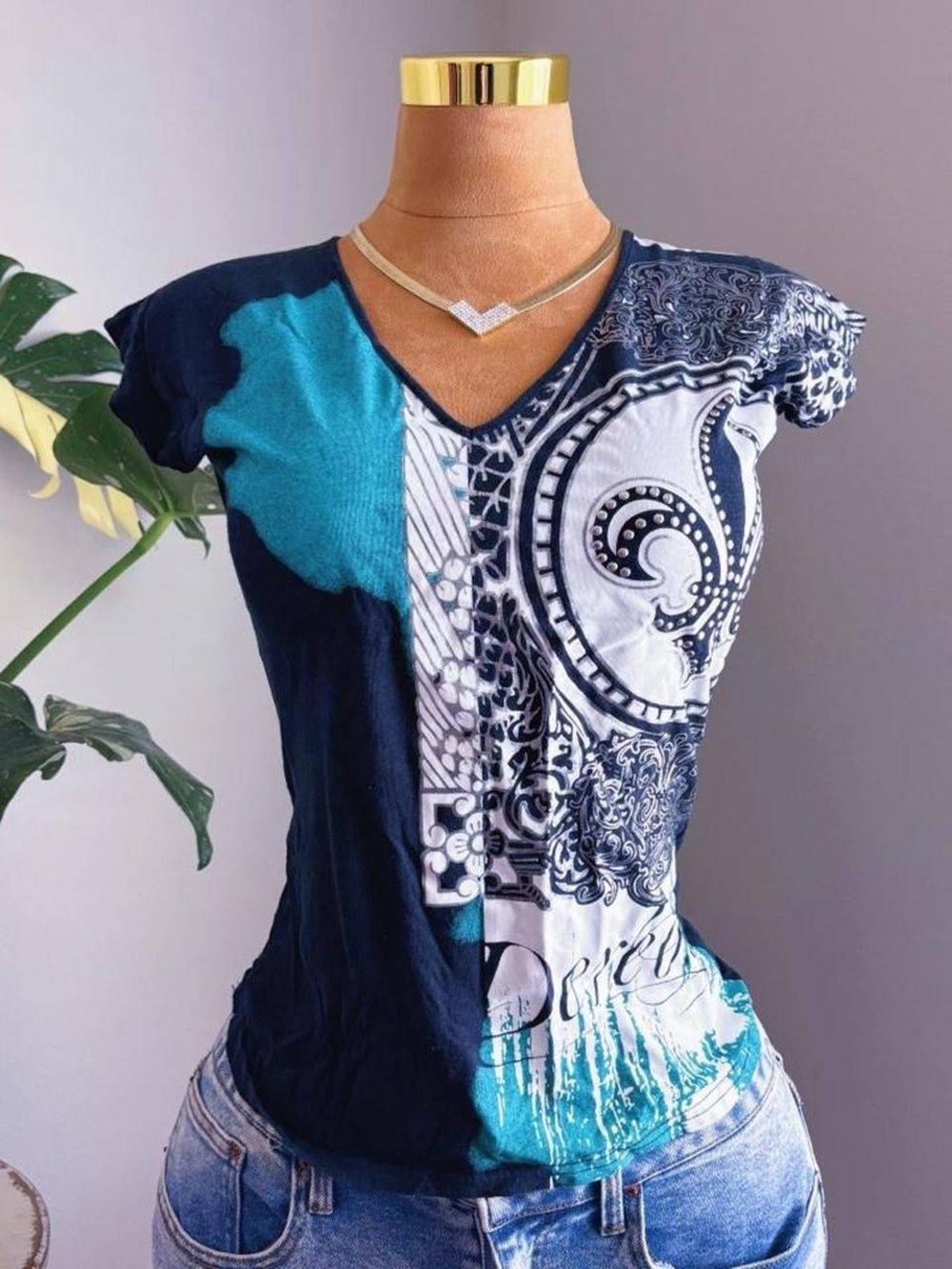 Y2K House of Deréon studded  fleur de lis top ✨ glam v-neck